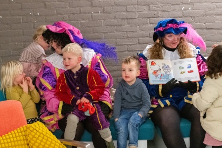 2025-11-23 Sint leest voor-53